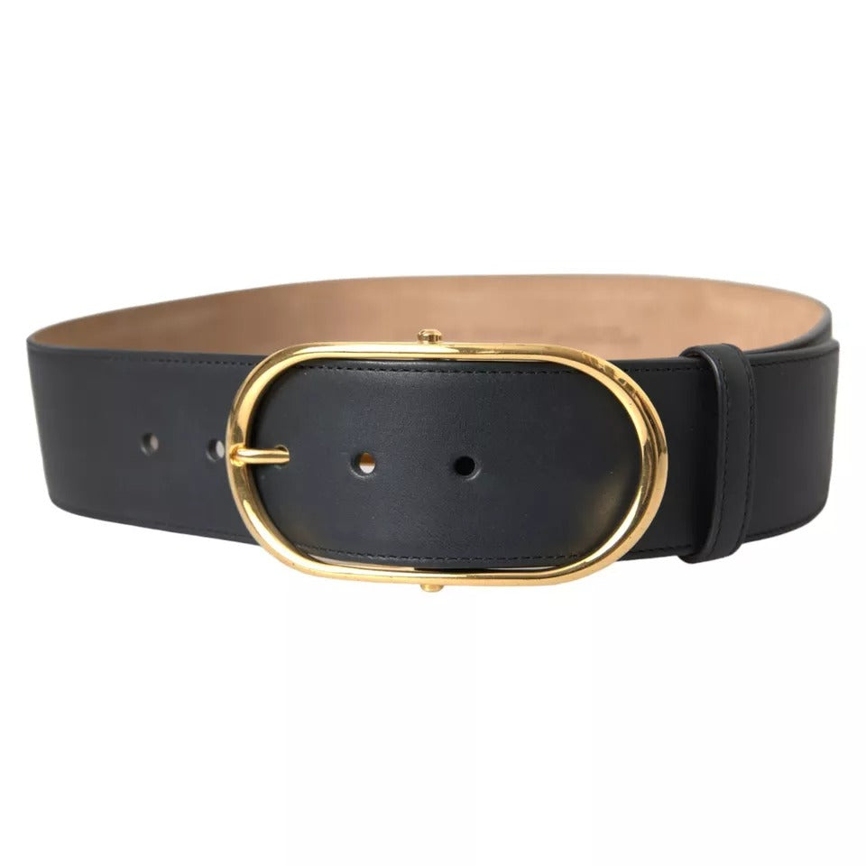 Svart skinnbelte med gullfarget oval metallspenne
