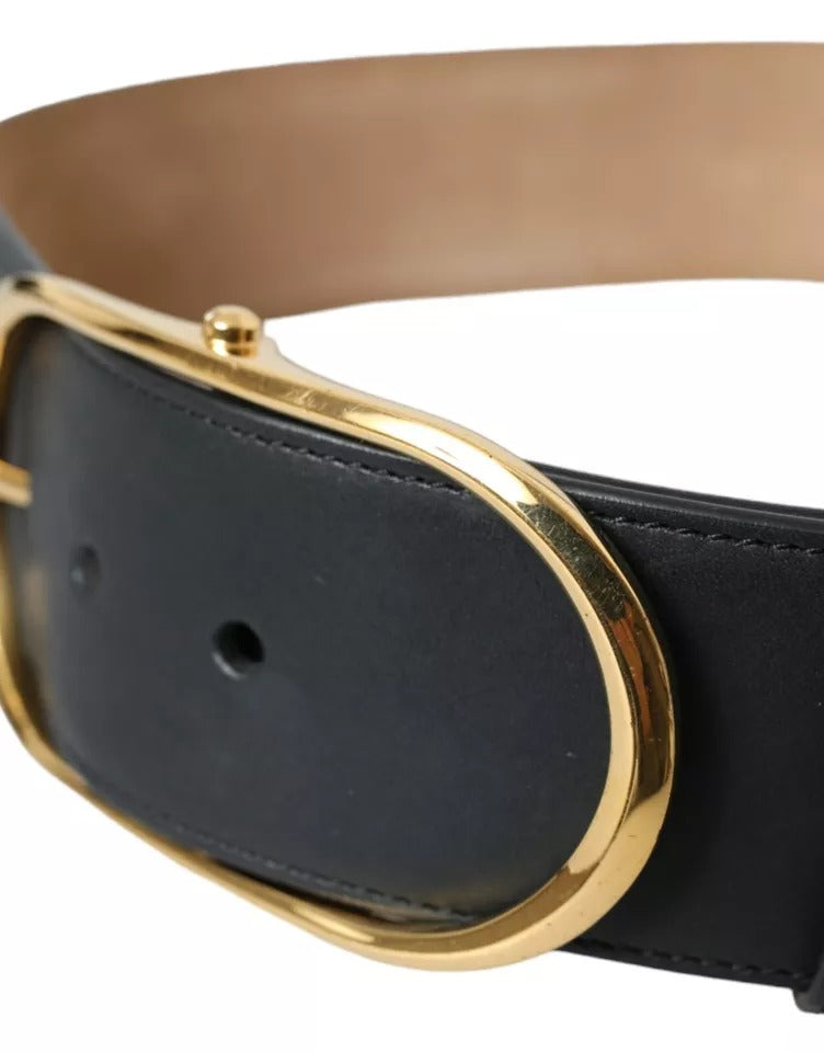 Svart skinnbelte med gullfarget oval metallspenne