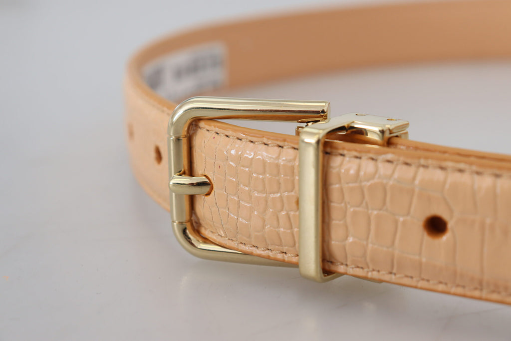 Beige eksotisk skinnbelte med gullspenne i metall