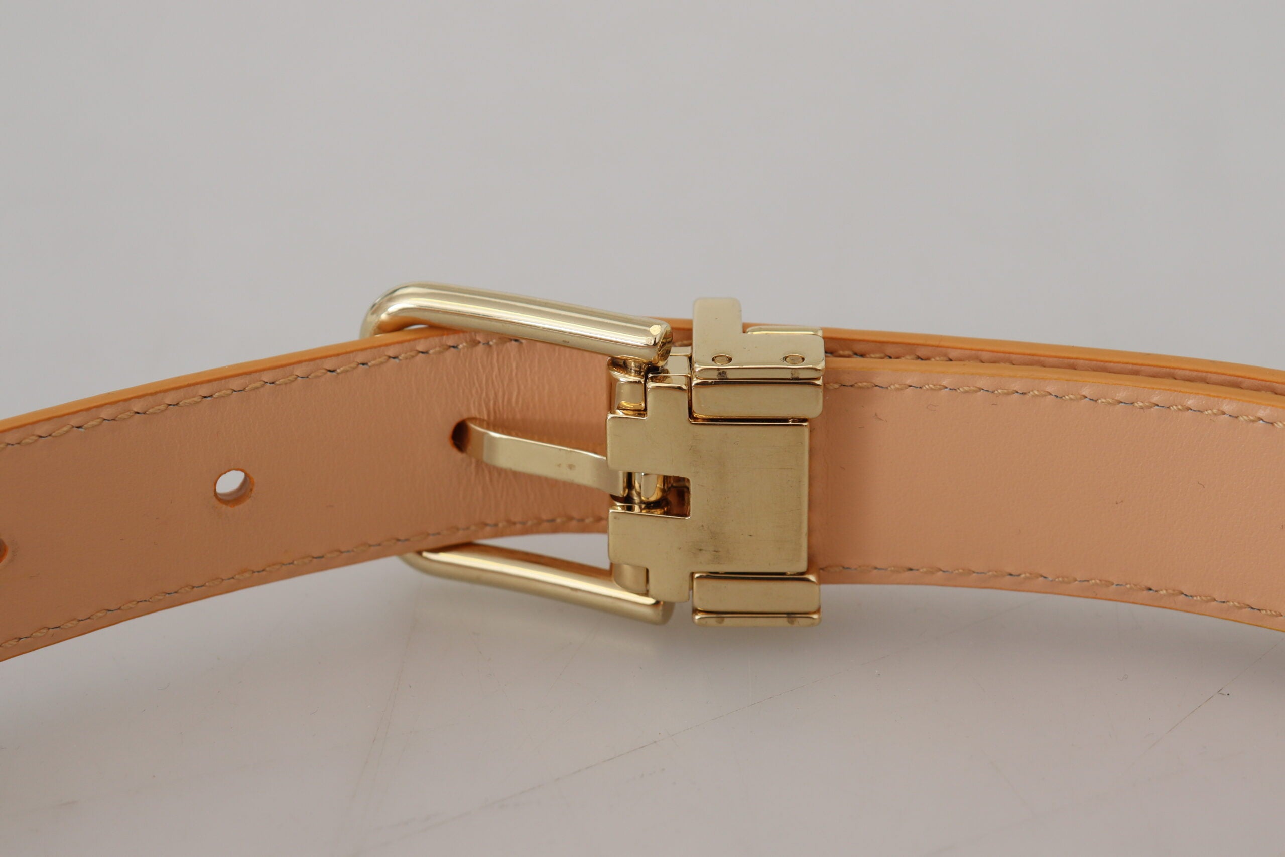 Beige eksotisk skinnbelte med gullspenne i metall