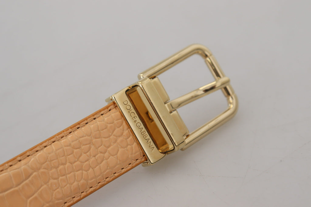 Beige eksotisk skinnbelte med gullspenne i metall