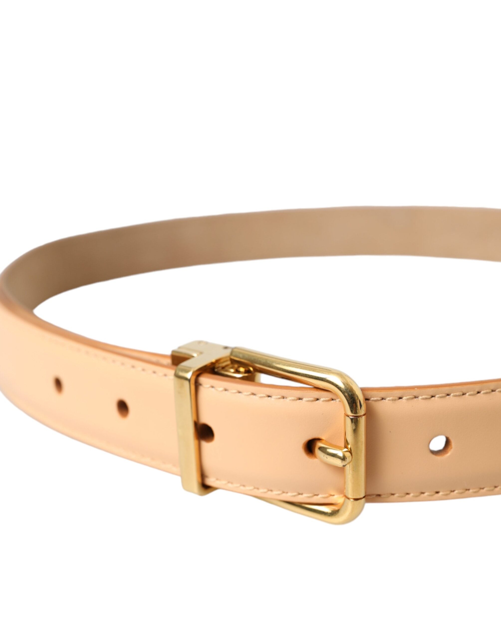 Beige kalveskinnsbelte med gullfarget metallspenne