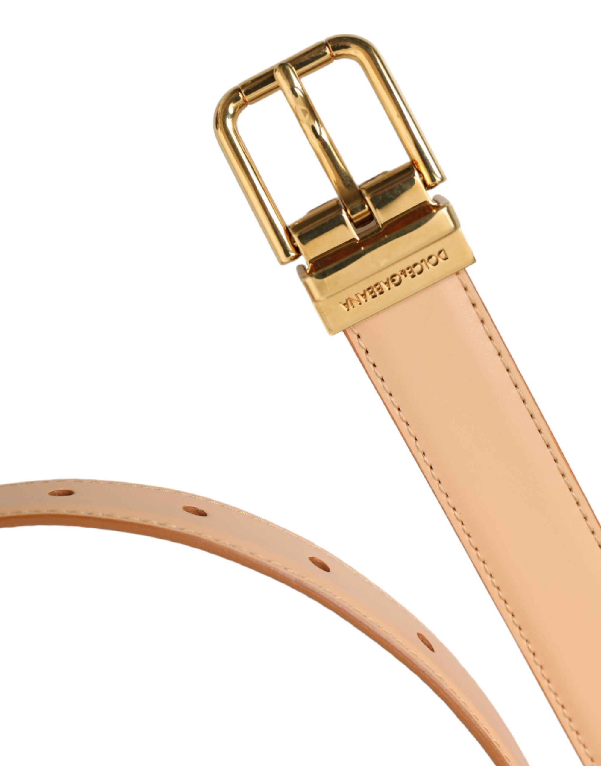 Beige kalveskinnsbelte med gullfarget metallspenne