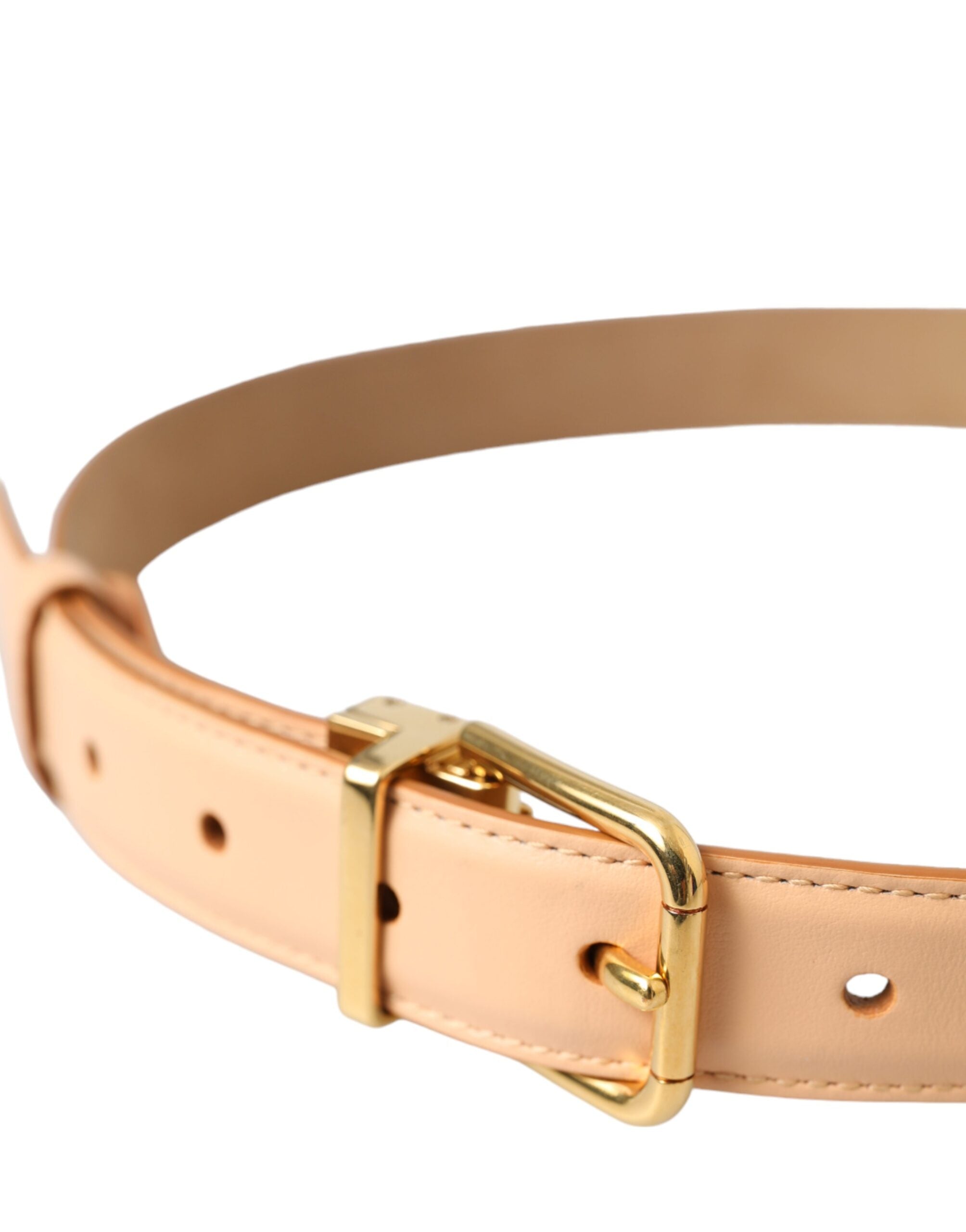 Beige kalveskinnsbelte med gullfarget metallspenne