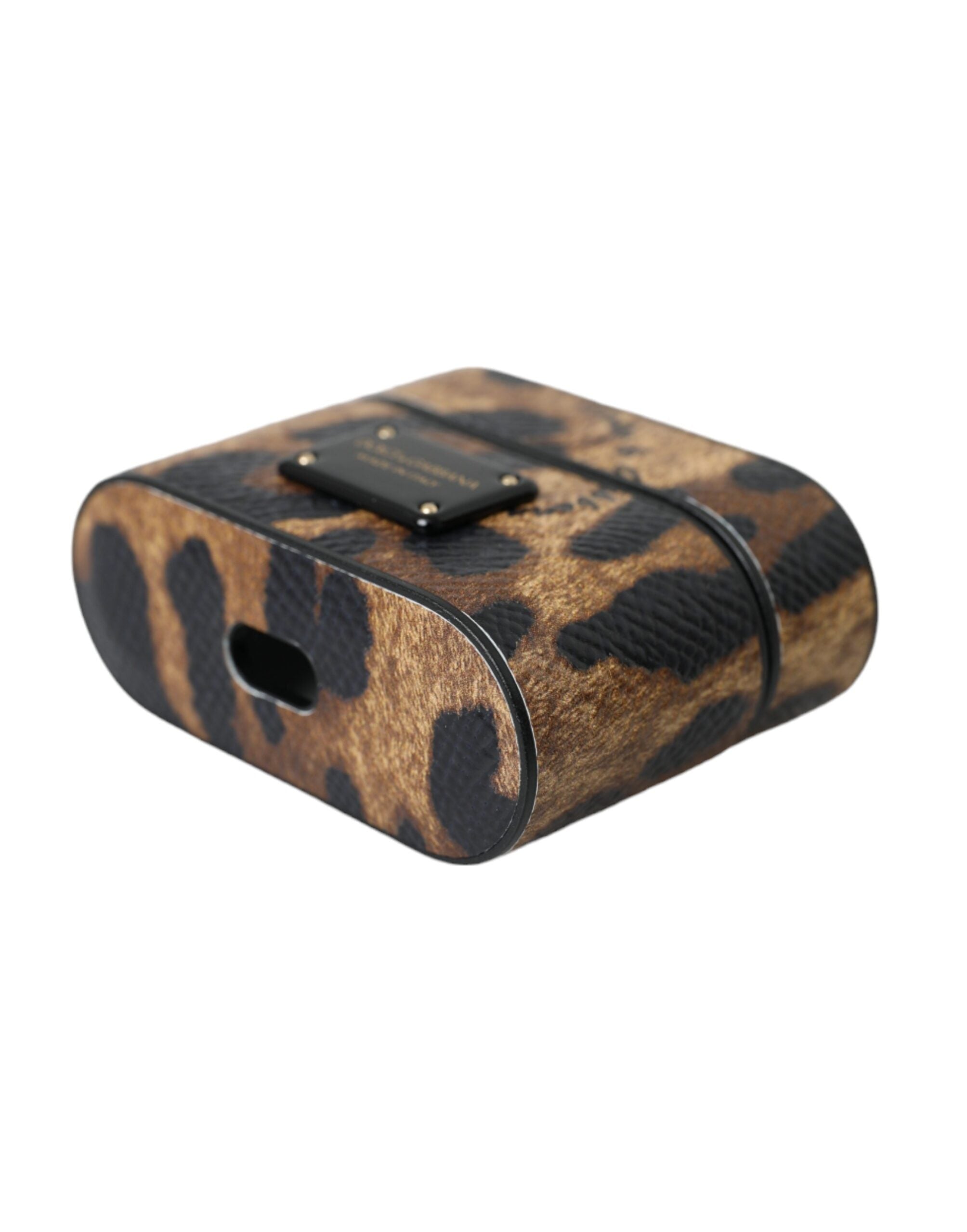 Airpods-skal i brunt leopardfärgat kalvläder med metallplack och logotyp
