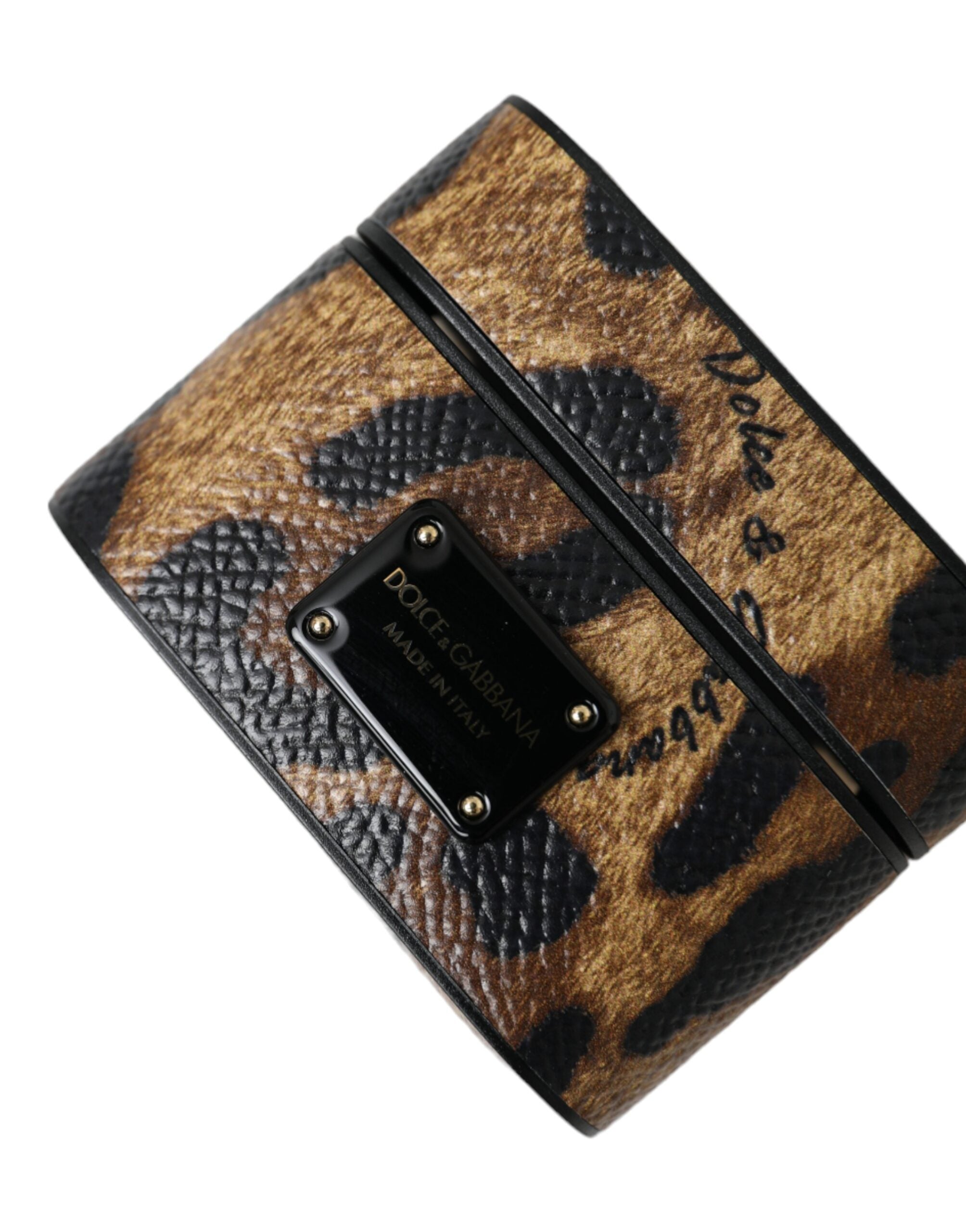 Airpods-skal i brunt leopardfärgat kalvläder med metallplack och logotyp