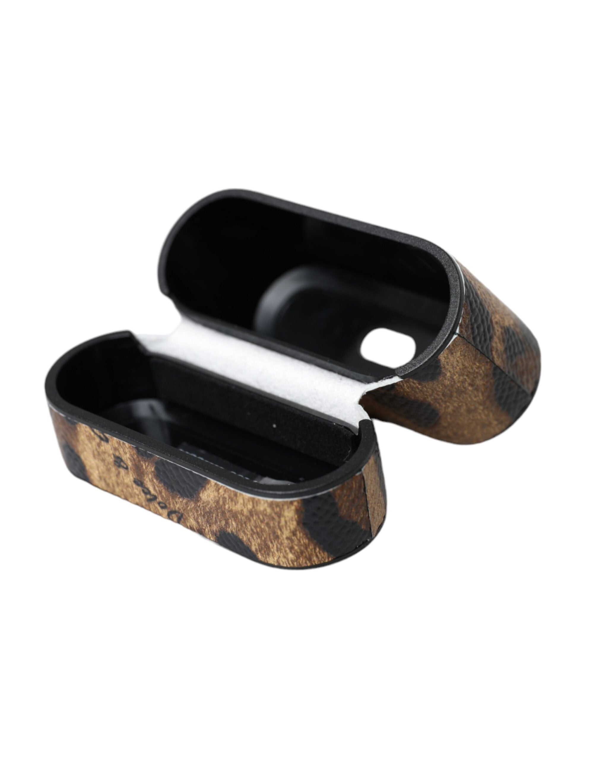 Airpods-skal i brunt leopardfärgat kalvläder med metallplack och logotyp