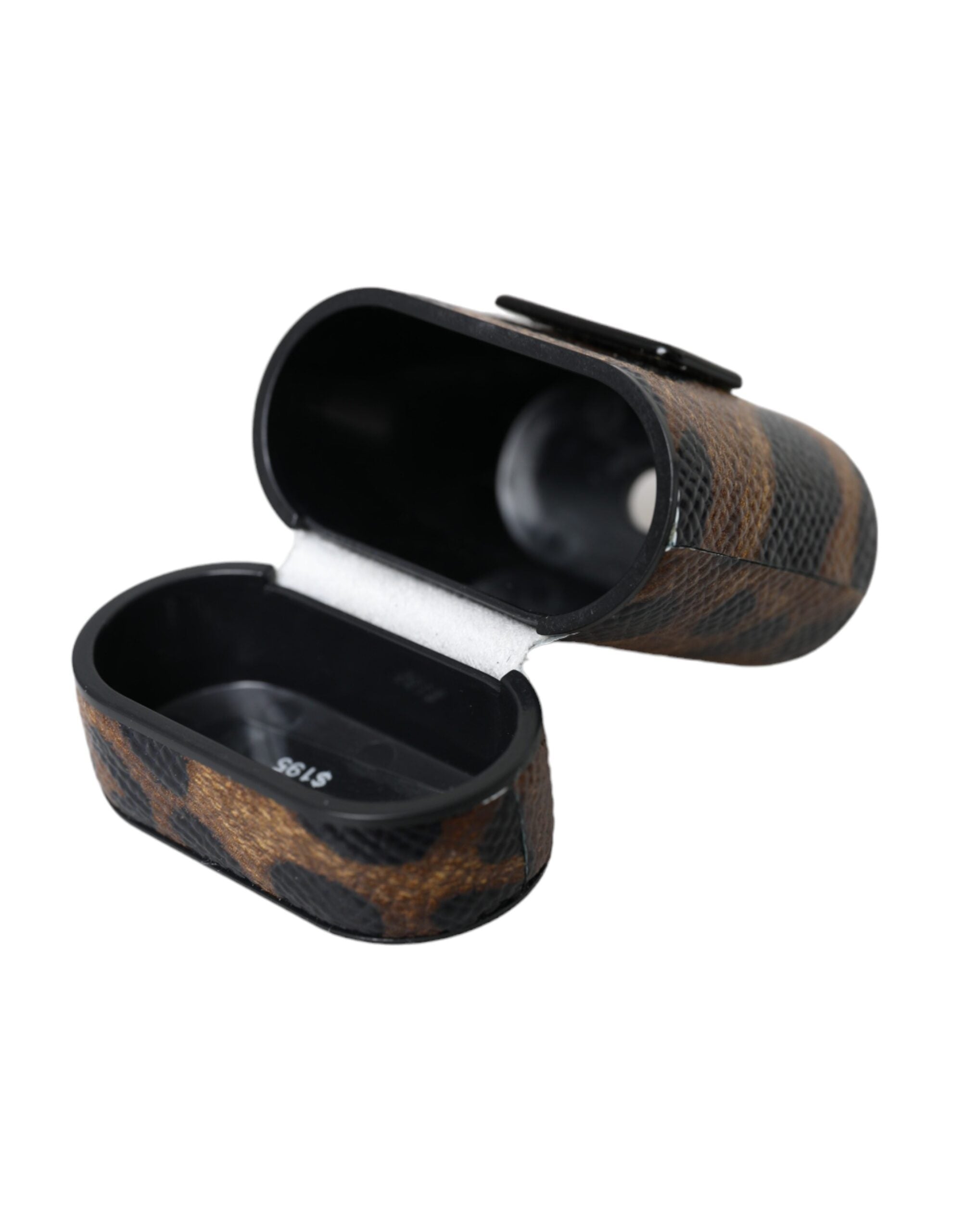 Airpods-skal i brunt leopardfärgat kalvläder med metallplack och logotyp