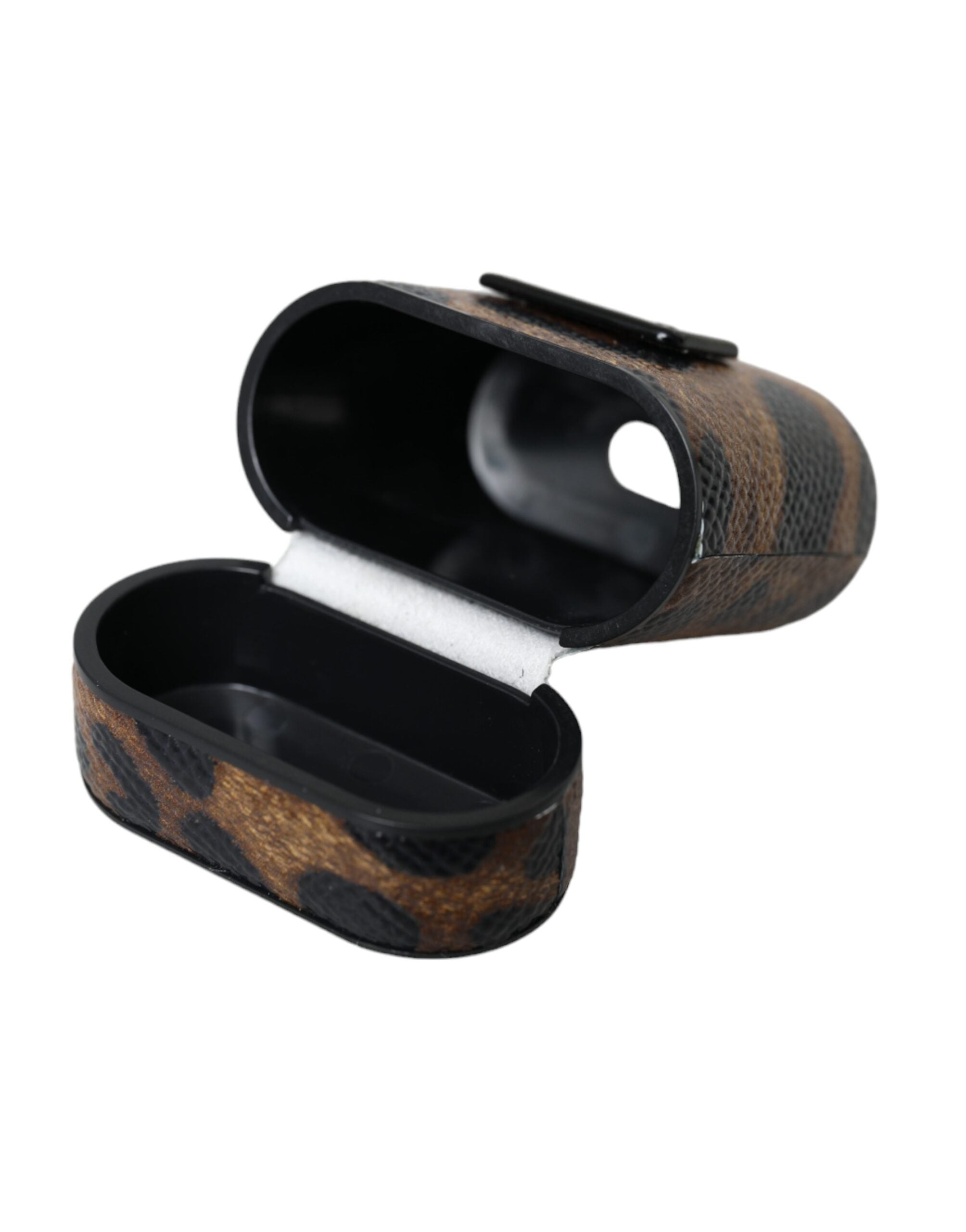 Airpods-skal i brunt leopardfärgat kalvläder med metallplack och logotyp