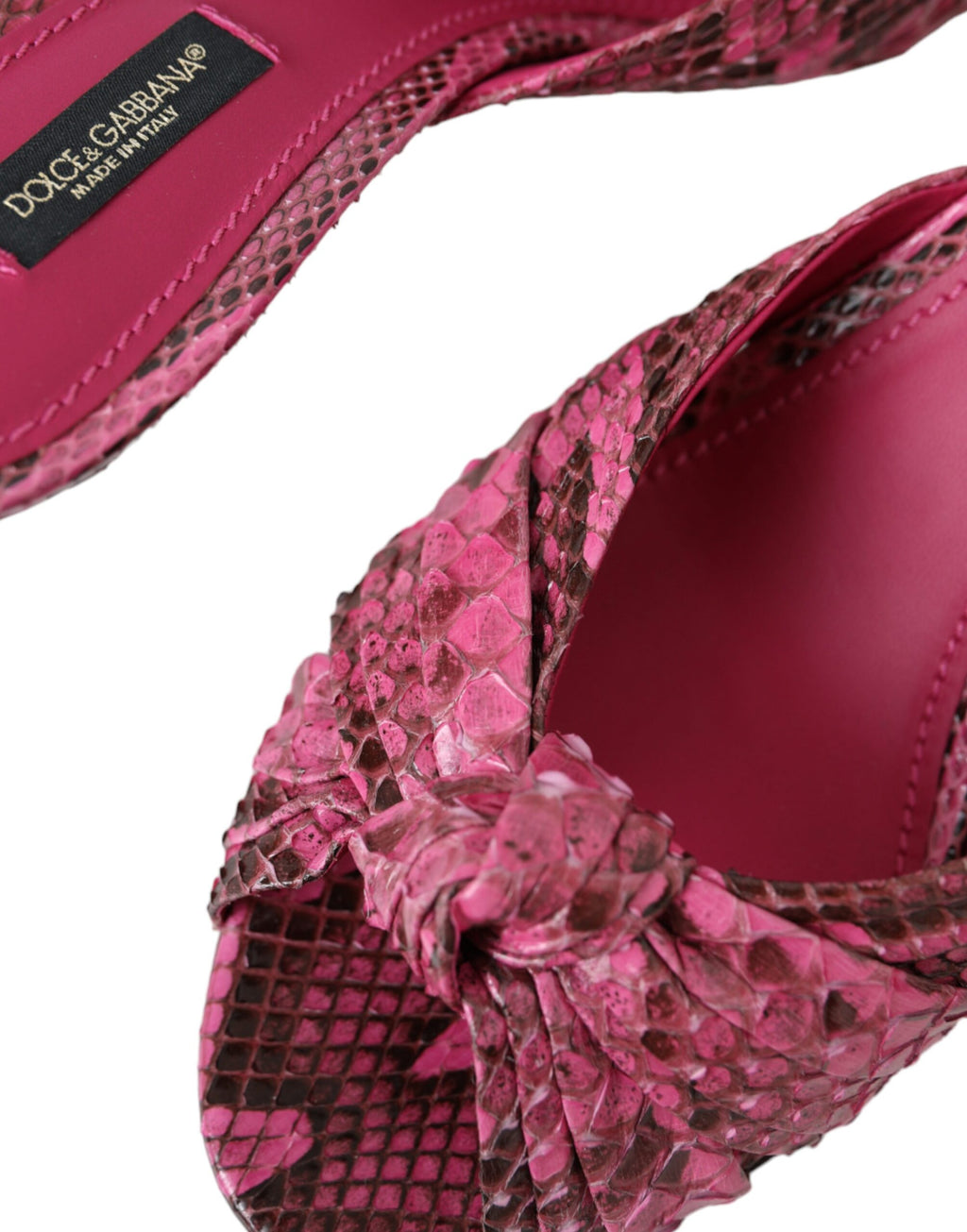 Rosa eksotiske skinnslippers med kattehæl