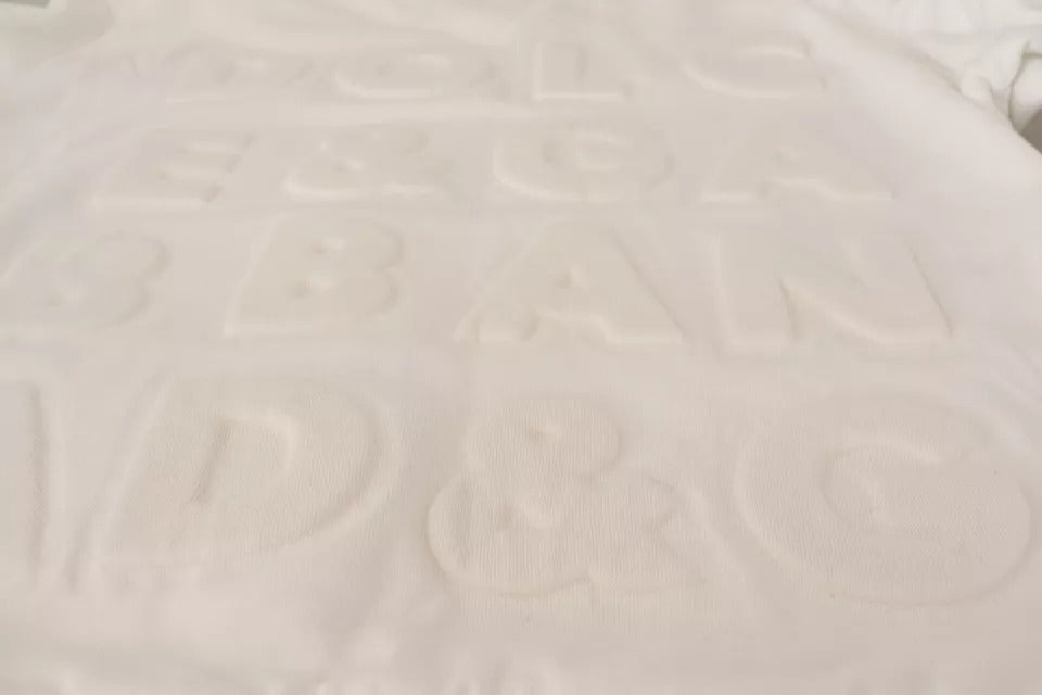 Vit tröja i bomull med präglad logotyp