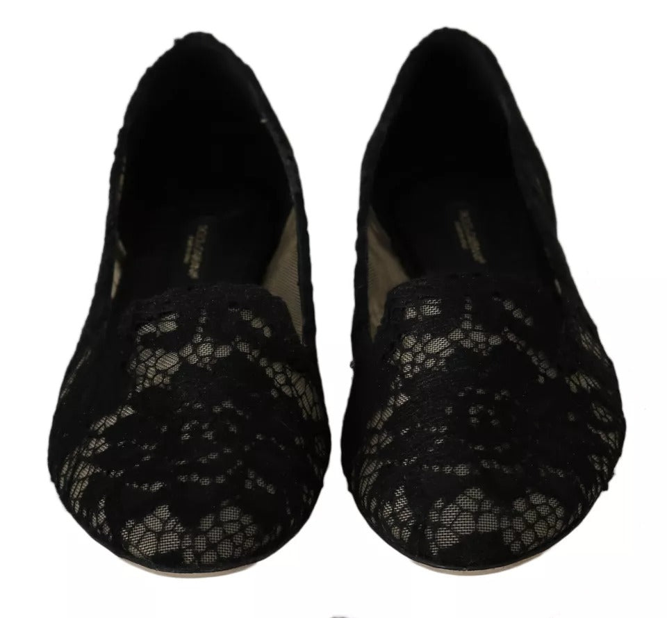 Svarte blomstermønster-loafers med flate sko