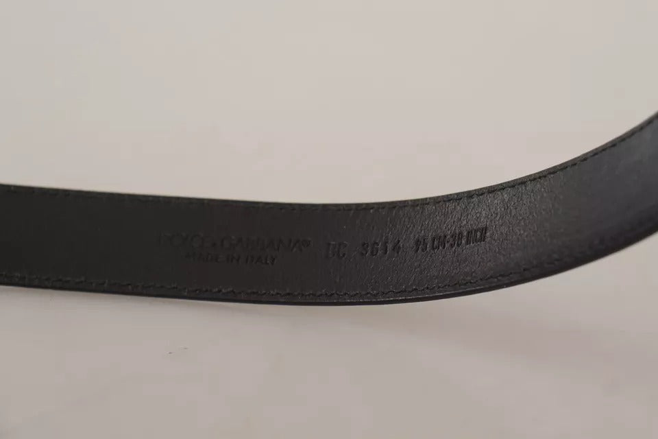 Svart kalveskinnsbelte med vintagelogo og metallspenne