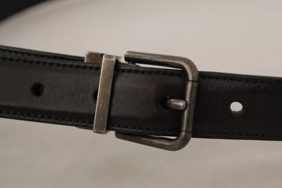 Svart kalveskinnsbelte med vintagelogo og metallspenne