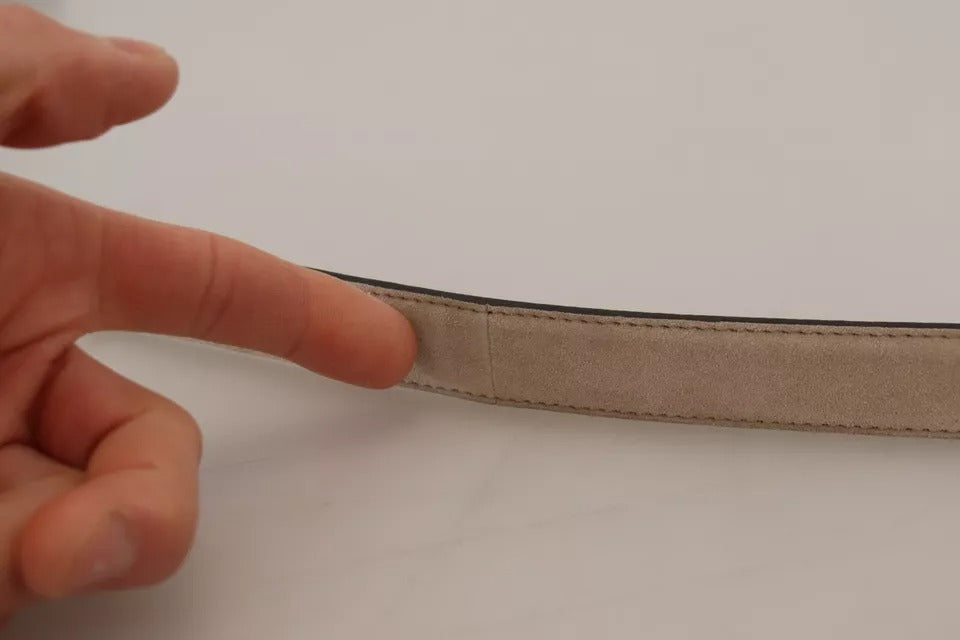 Beige fløyelsskinnbelte med gullfarget metallspenne