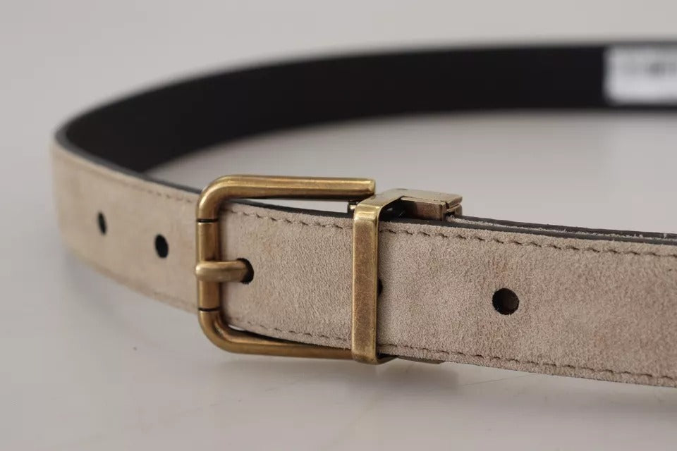 Beige sammetsläderbälte med guldfärgad metallspänne