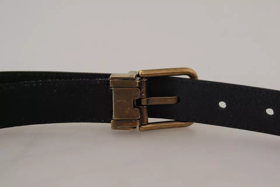 Beige sammetsläderbälte med guldfärgad metallspänne