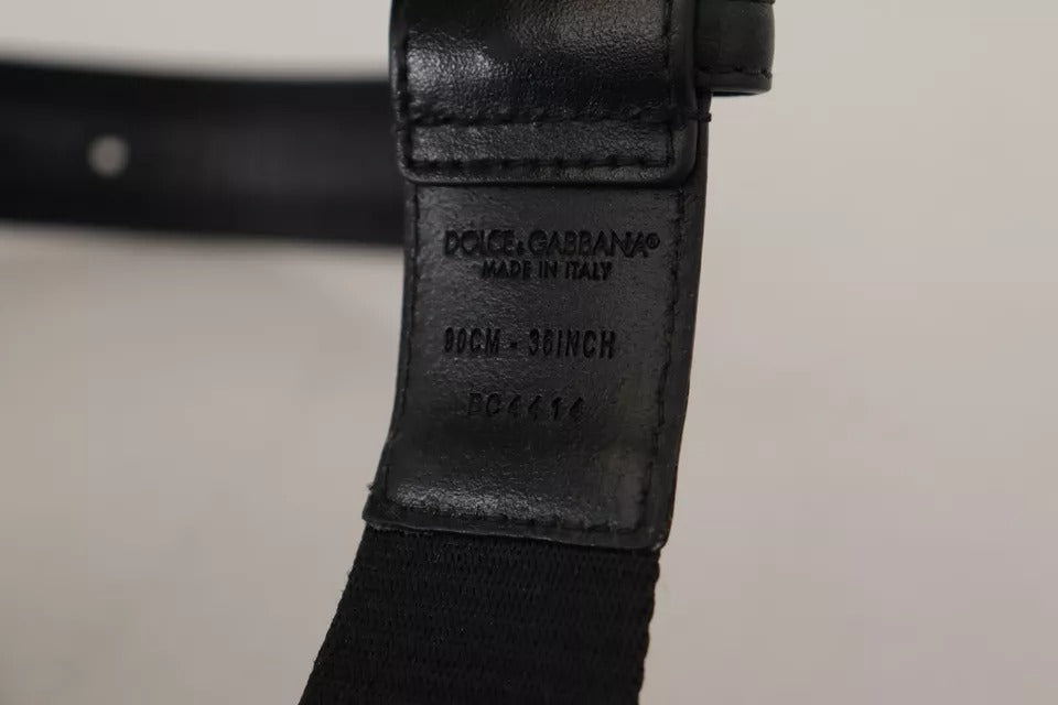 Blått og svart belte med logotrykk og sølvspenne