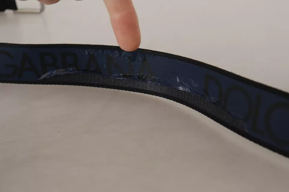Blått og svart belte med logotrykk og sølvspenne