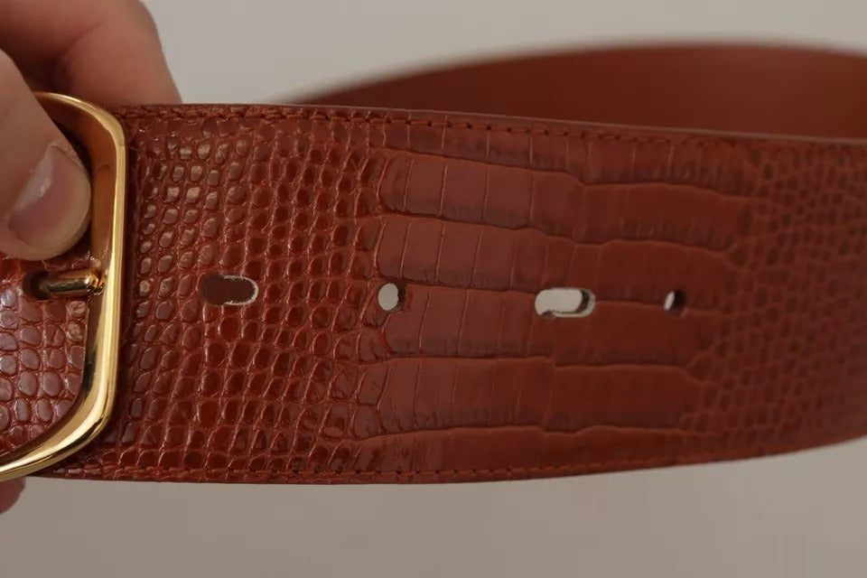 Brunt skinnbelte med bred midje og gullspenne
