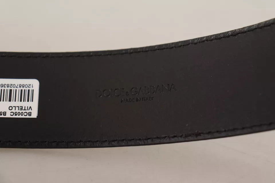 Mørkebrunt skinnbelte med logo og gravert metallspenne