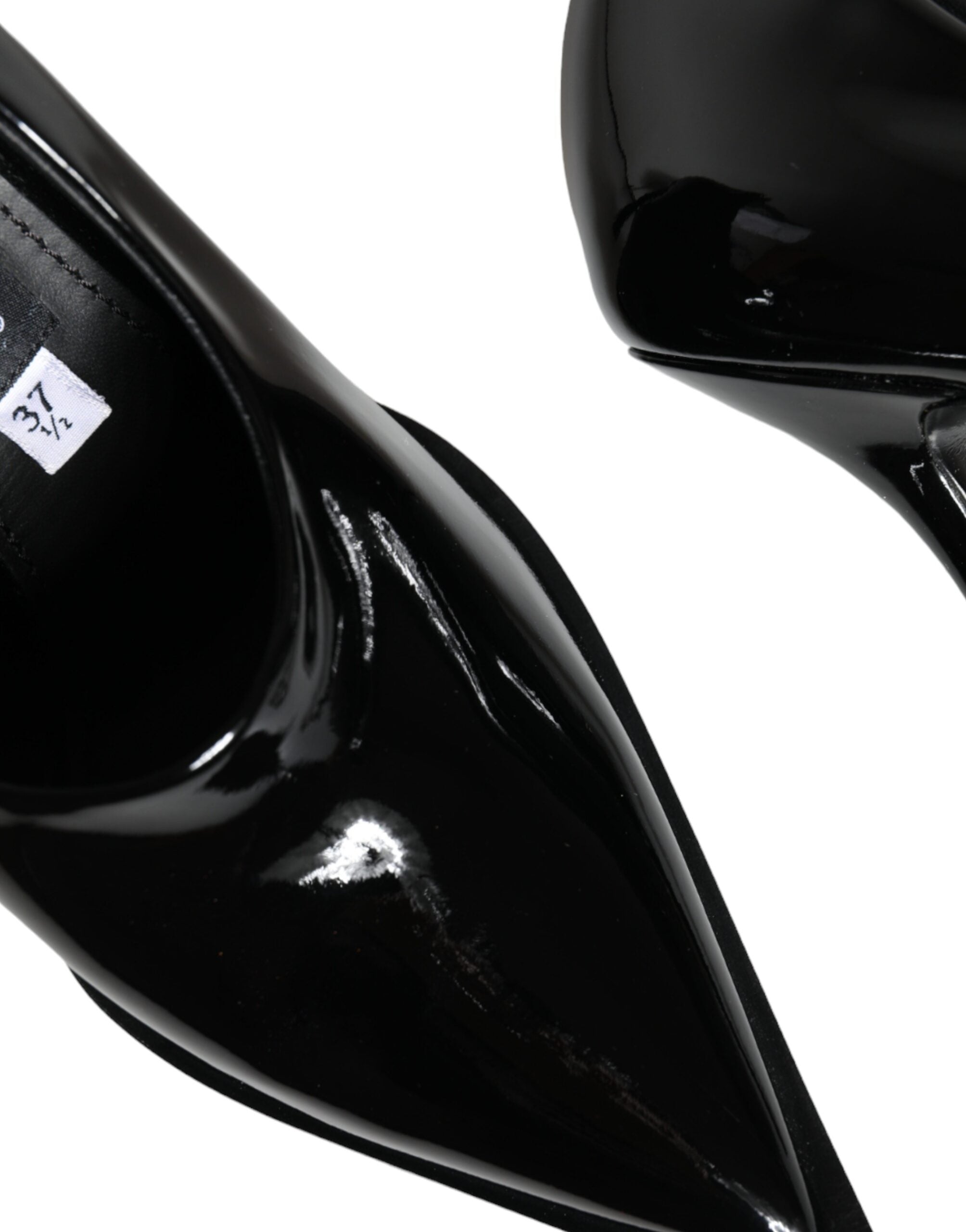 Svarta pumps i lackläder med höga klackar
