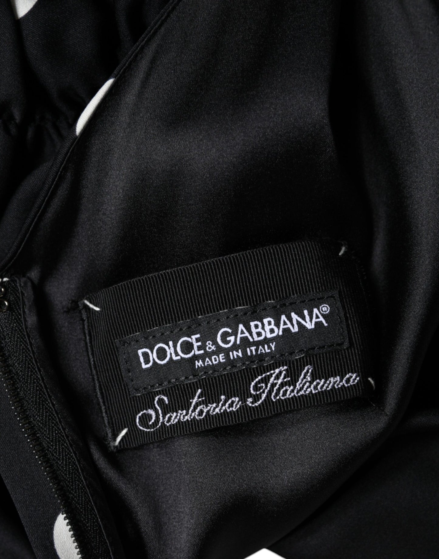 Dolce &amp; Gabbana Svart Sidenprickig V-ringad Midiklänning med Tofsar