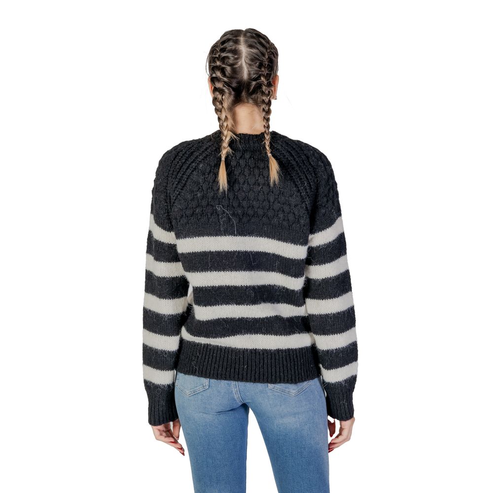 Svartvit tröja i återvunnen polyester