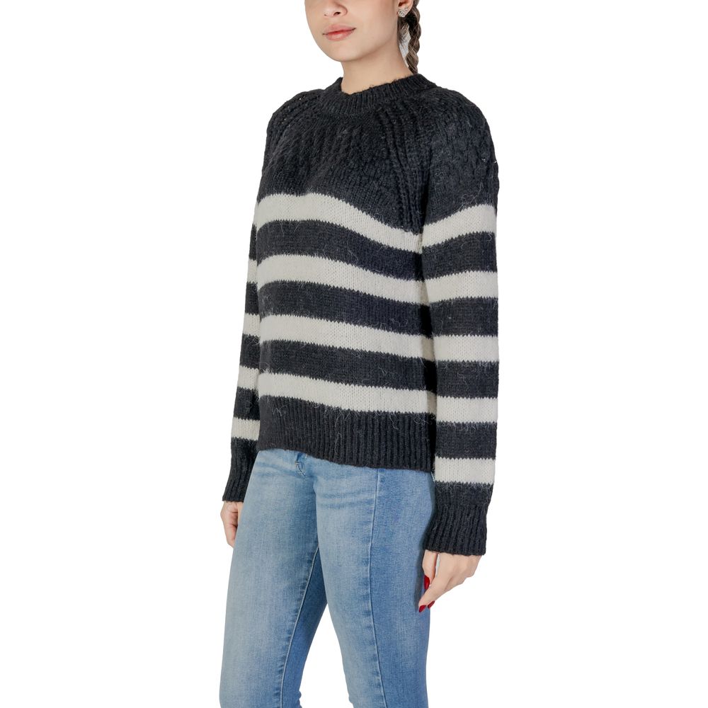 Svartvit tröja i återvunnen polyester