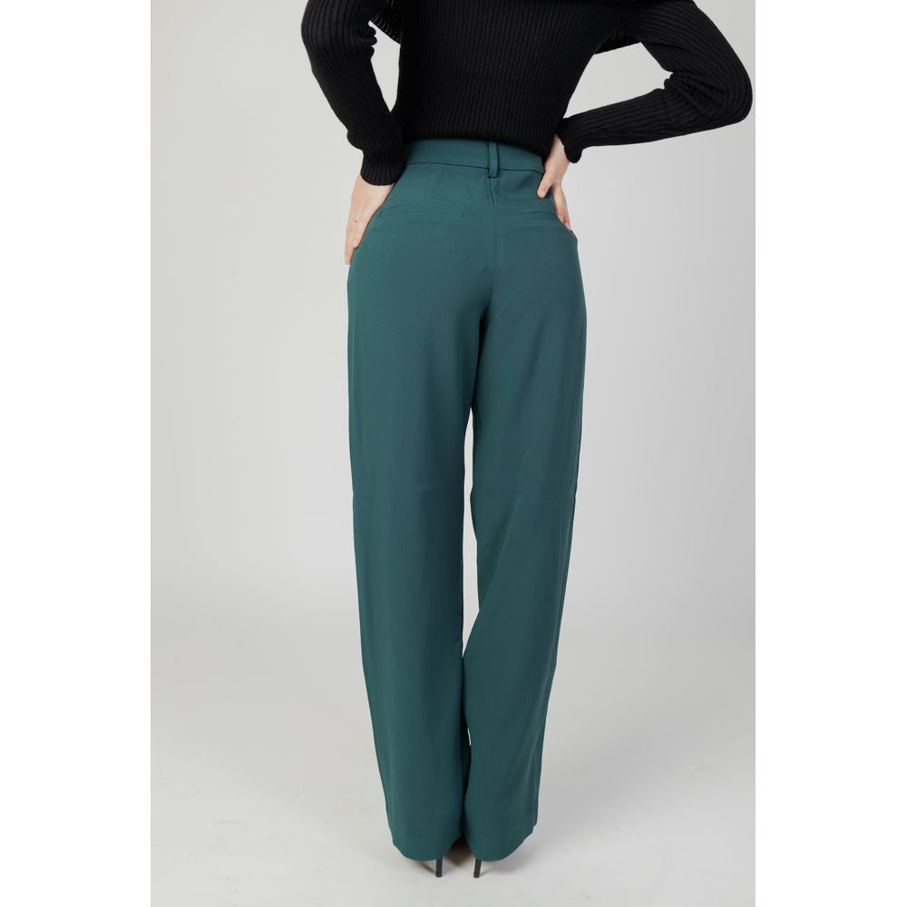Gröna byxor i återvunnen polyester