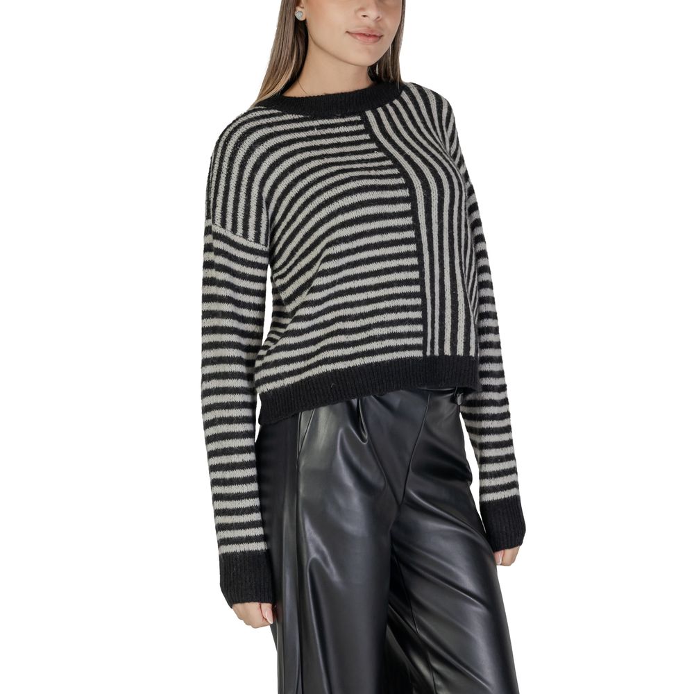 Svartvit tröja i återvunnen polyester
