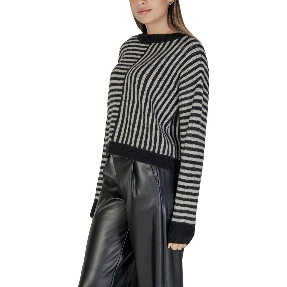 Svartvit tröja i återvunnen polyester