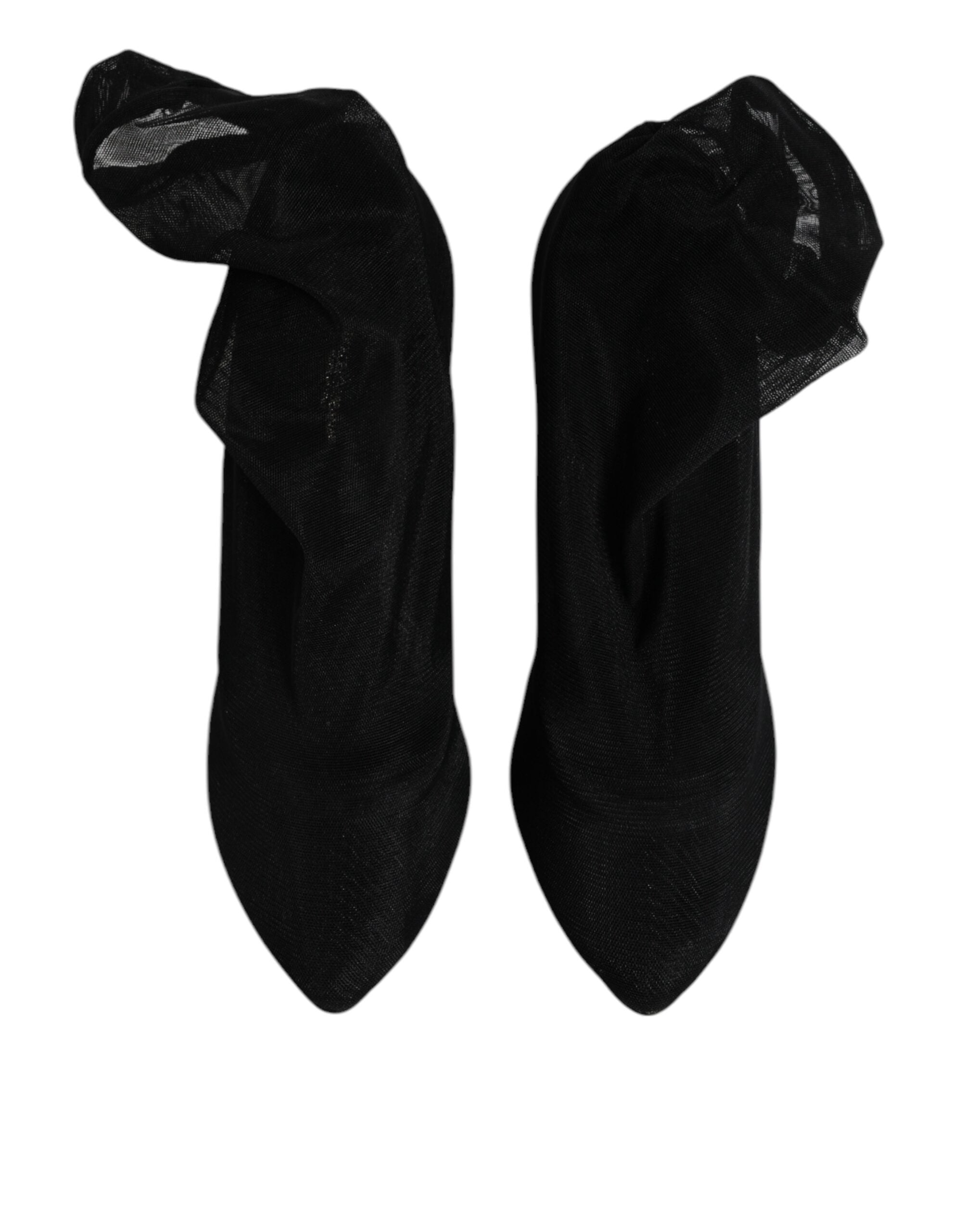 Svarta stövlar i sidennät med sockmönster