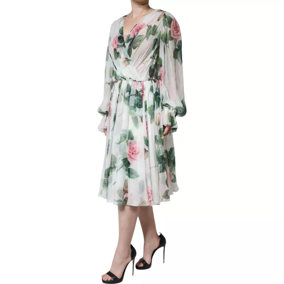 Vit sidenklänning med blommönster och a-linjeform