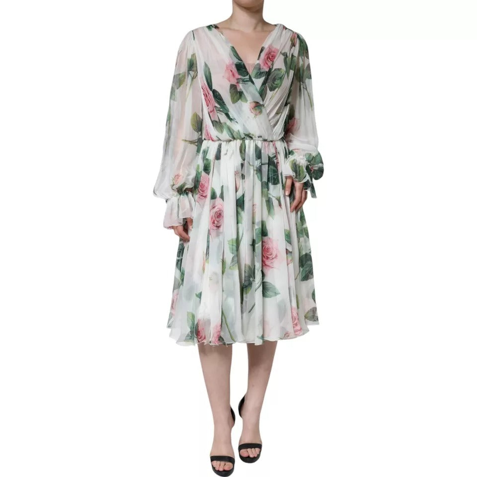 Vit sidenklänning med blommönster och a-linjeform