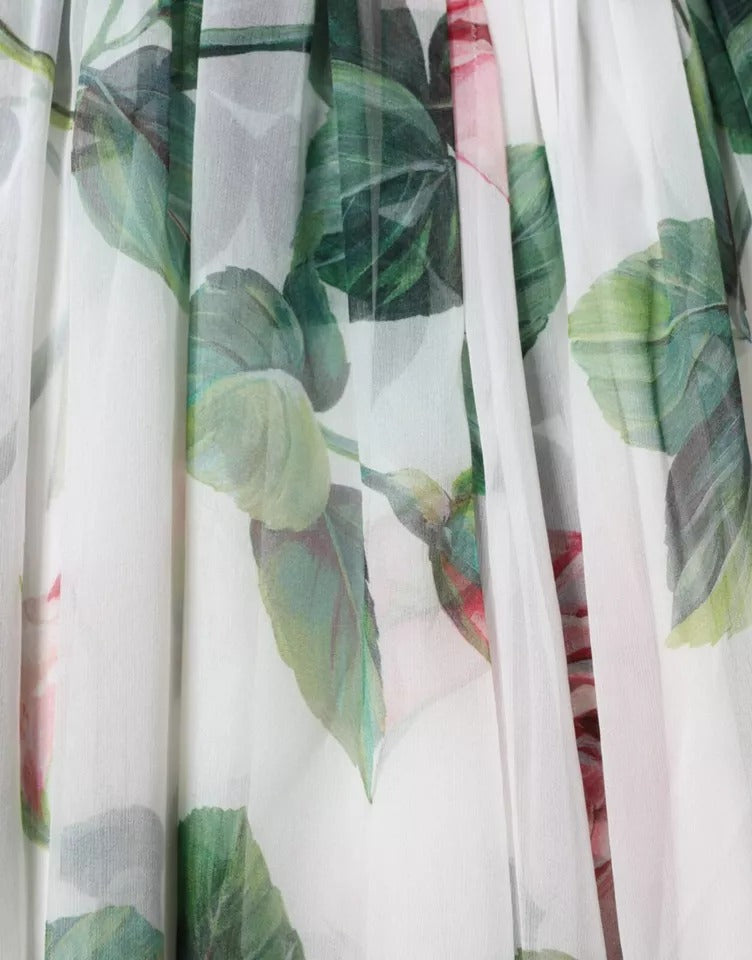 Vit sidenklänning med blommönster och a-linjeform