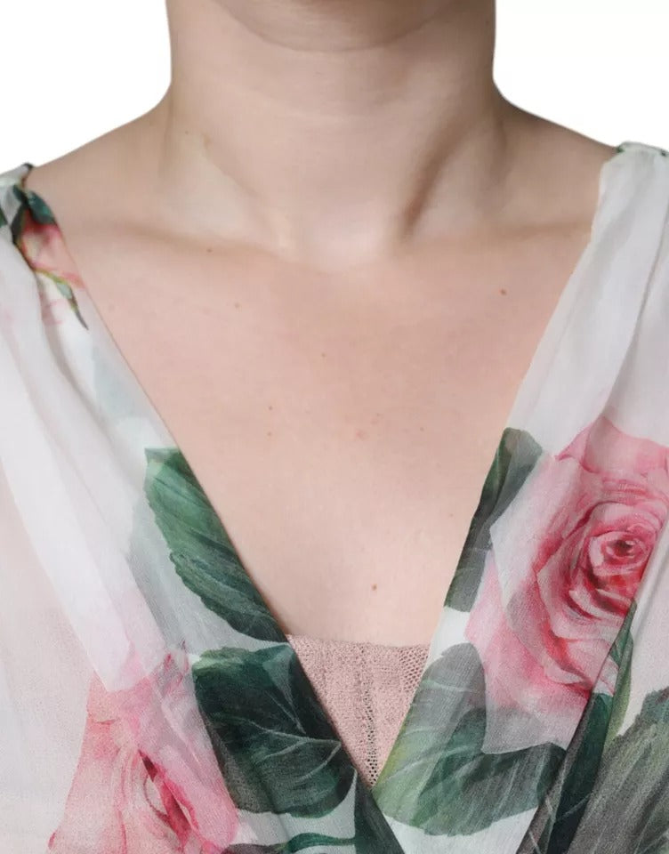 Vit sidenklänning med blommönster och a-linjeform
