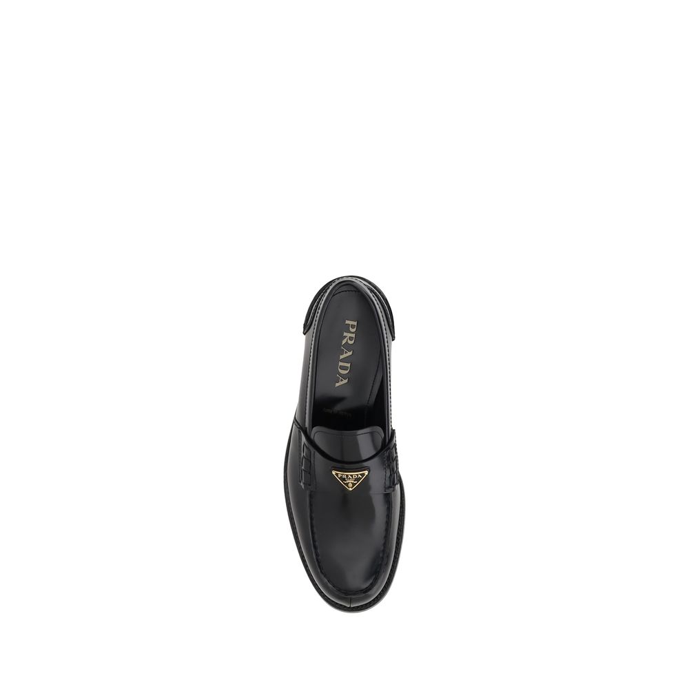 Triangulära loafers med plakett
