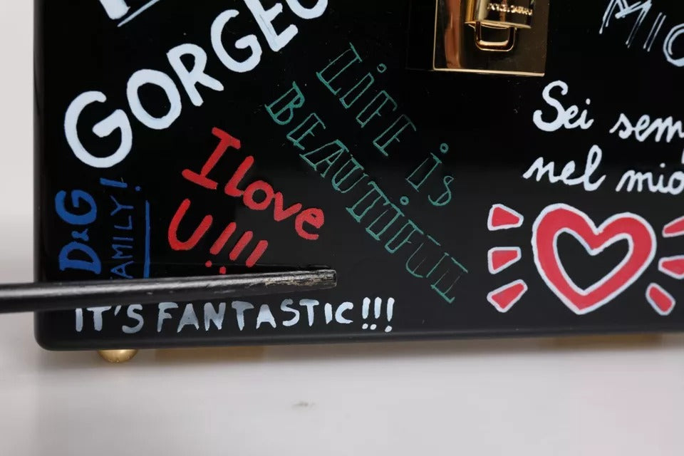 Svart graffititryckt kuvertväska med axelrem
