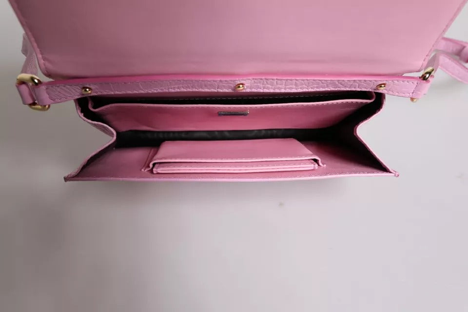 Rosa axelväska med exotisk läderlogotyp och plack