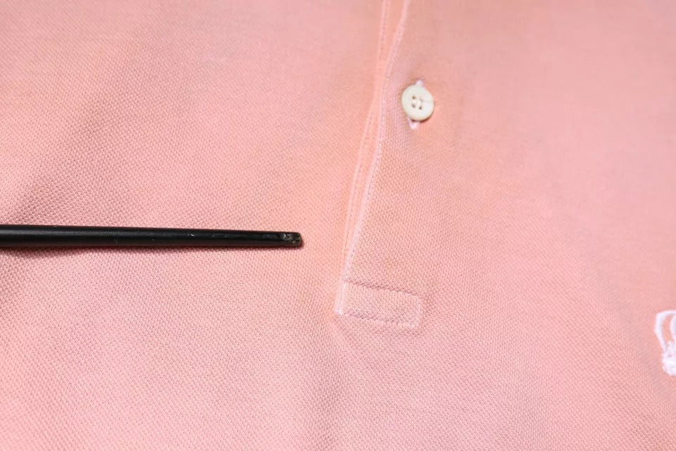 Rosa pikétröja med kort ärm och kronkrage