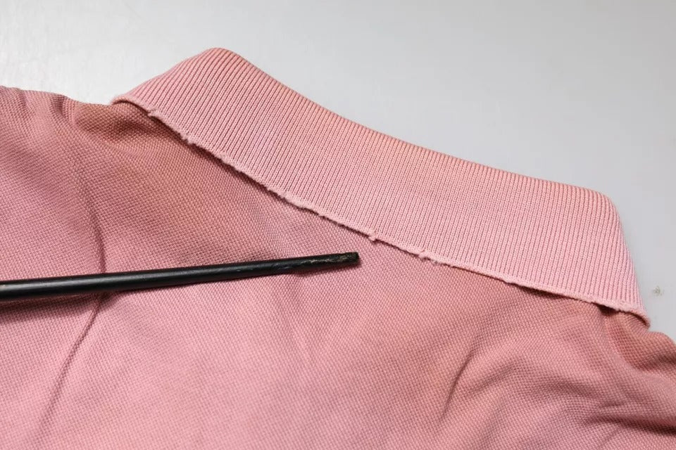 Rosa pikétröja med kort ärm och kronkrage
