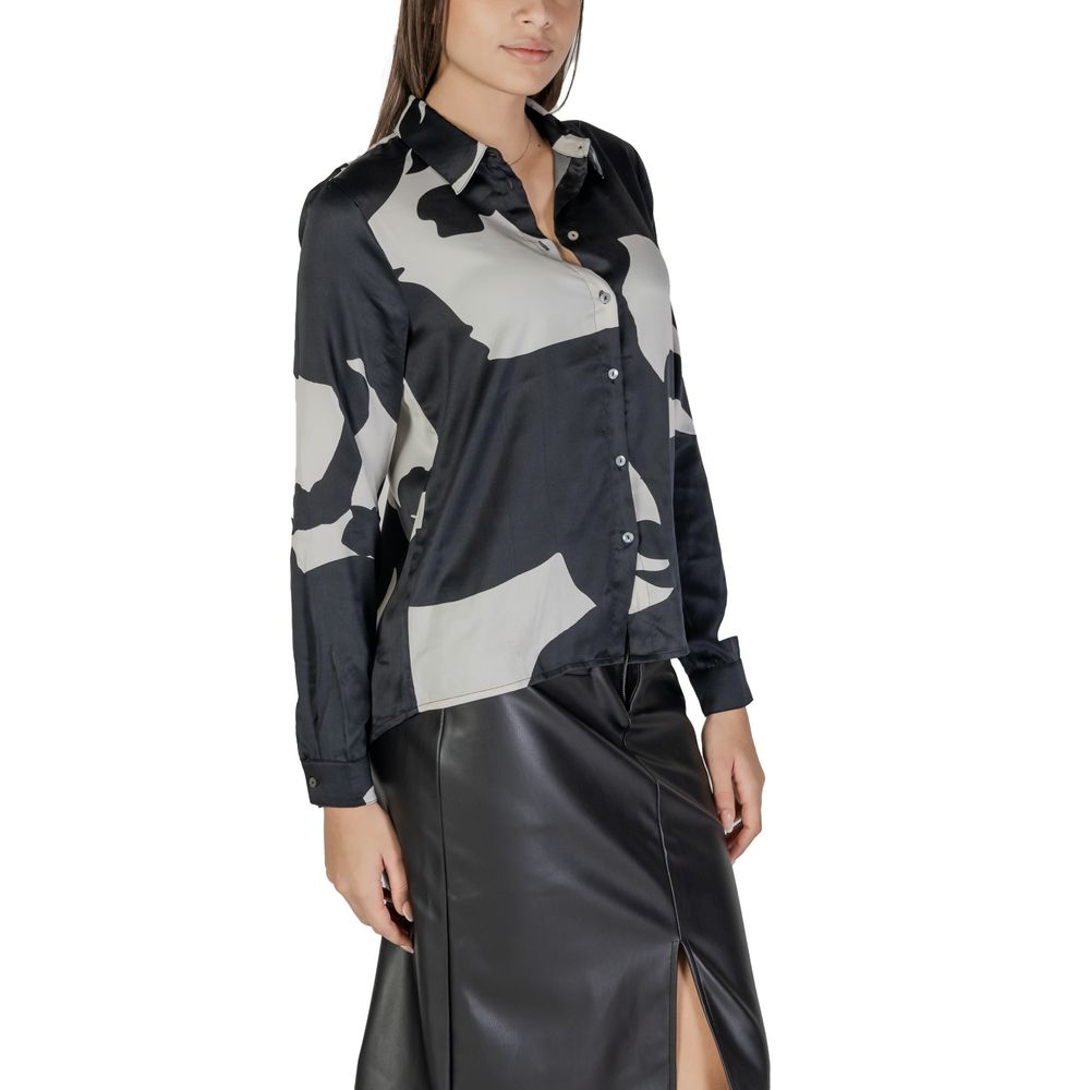 Svart skjorte i resirkulert polyester