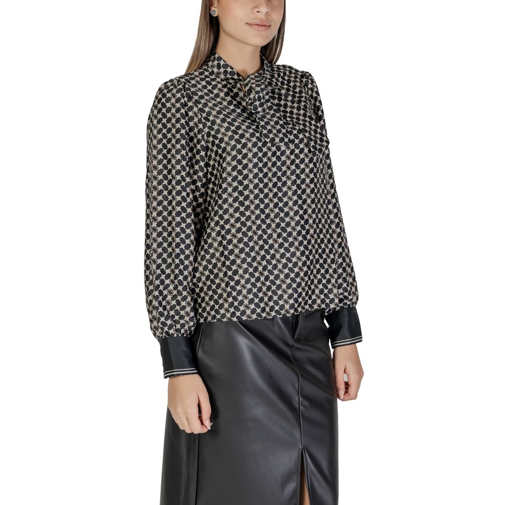 Svart skjorta i återvunnen polyester