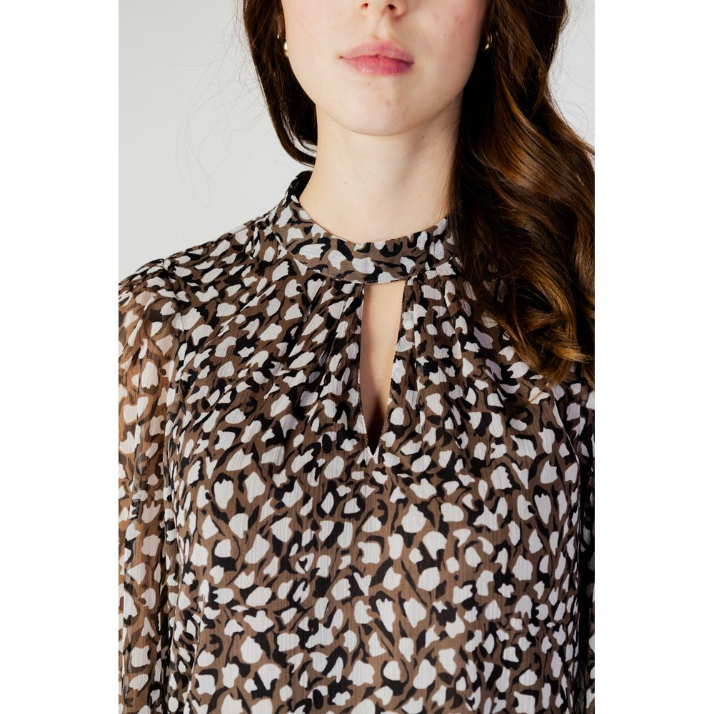Svart blus i återvunnen polyester