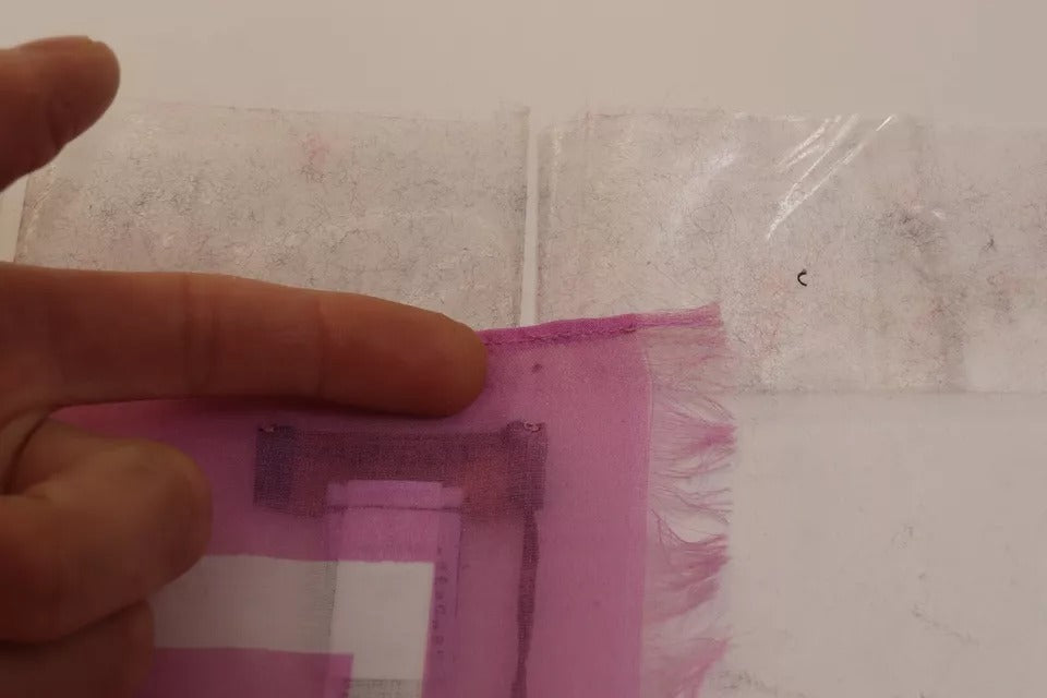 Rosa vit randig bomullssjal