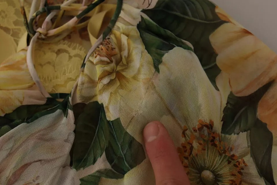 Flerfärgad lång maxiklänning i siden med blommönster