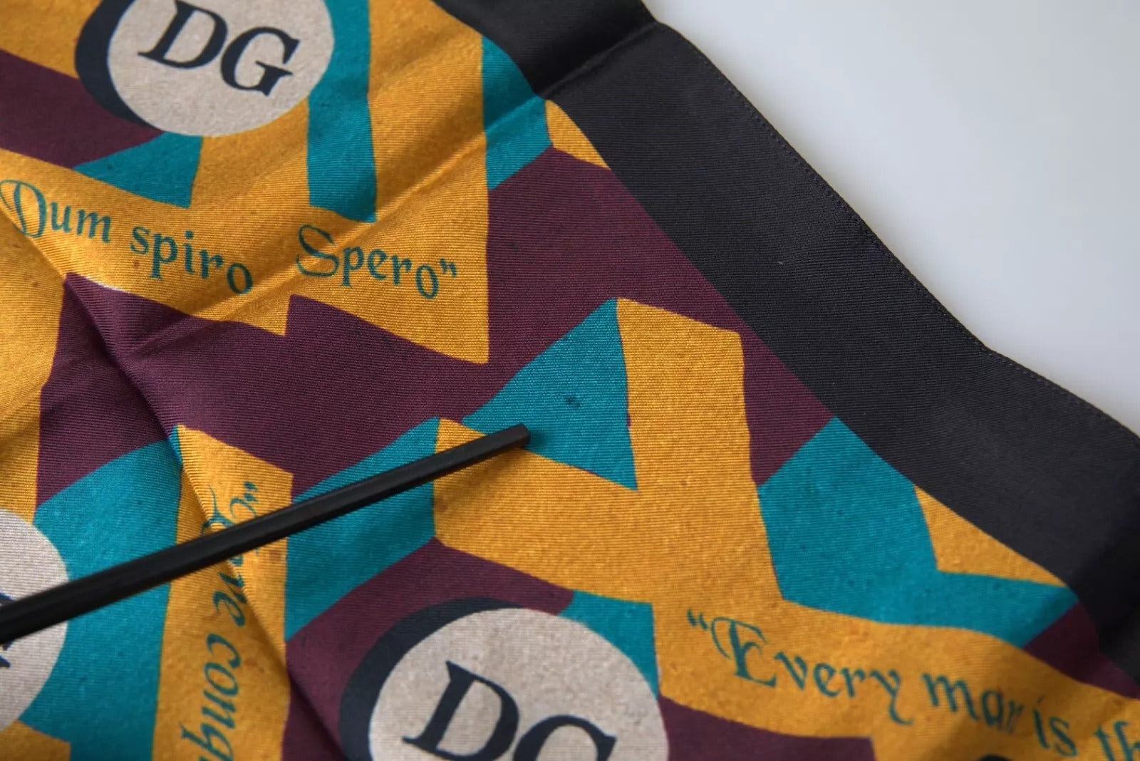 Dolce &amp; Gabbana flerfärgad tryckt fyrkantig näsdukshalsduk