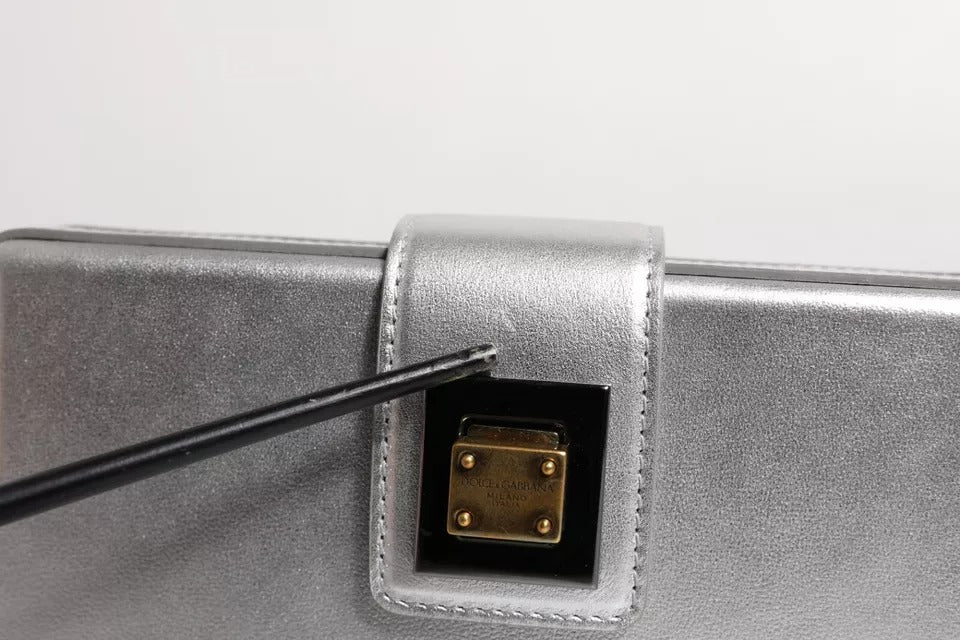 Metallisk sølvfarget DG BOX skinnveske med skulderreim