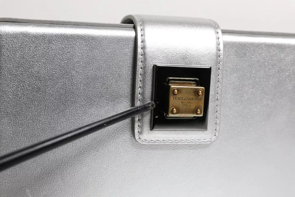 Metallisk sølvfarget DG BOX skinnveske med skulderreim